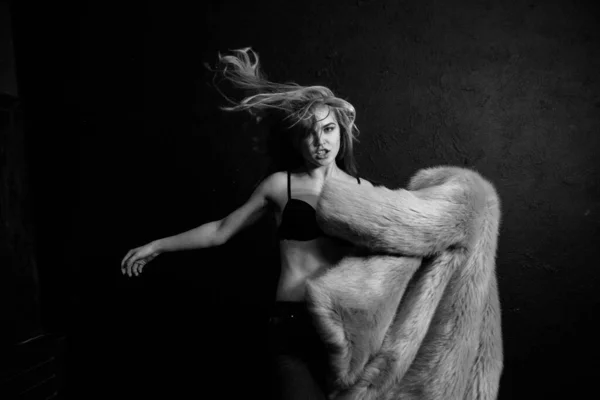 スタイリッシュな女性で毛皮のコートシャープムーブメントスタジオライト — ストック写真
