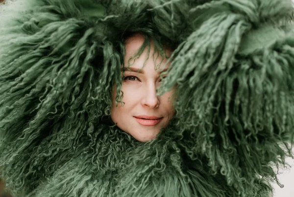Mulher Rosto Envolto Verde Shaggy Faux Casaco Pele Completo Backgroun — Fotografia de Stock