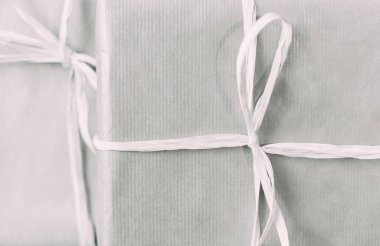 Noel dekoru ile süslenmiş hediye kutusu. Noel partisi kutlaması.