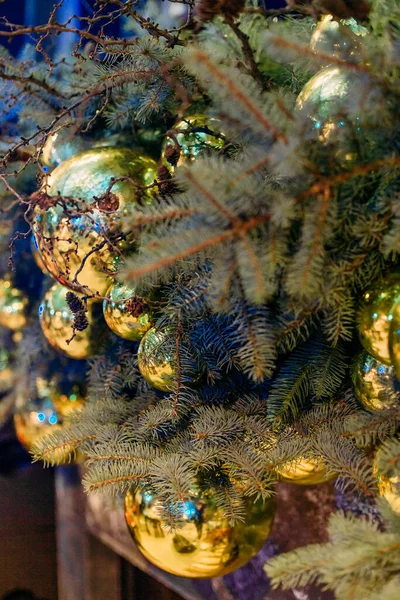 Spousta Zlaté Koule Dekorace Vánoční Stromeček Zářící Jiskry Refleio — Stock fotografie