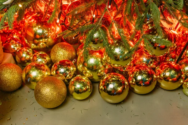 クリスマスツリーの金色のボールの装飾の多く輝く輝きの反射 — ストック写真