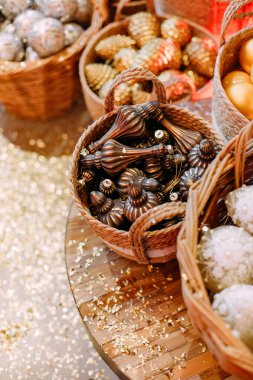 Noel ağacı süslemeleri için toplar, fındıklar, paslı sepetler.