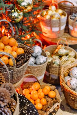 Bir sürü sepet ve yılbaşı süslemeleri. Renkli ve parlak kırsal stil consepsi.