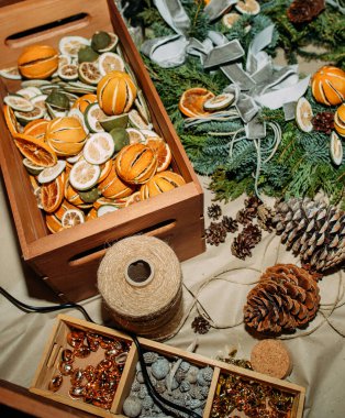 Yılbaşı çelengi işleme araçları, dekorasyonlar ve detaylar yapıyor