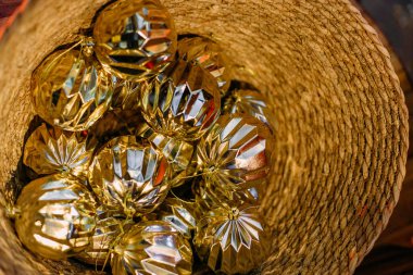 Noel ağacı süslemeleri için toplar, fındıklar, paslı sepetler.