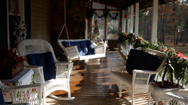  Noel için süslenmiş güzel verandayı süslemek
