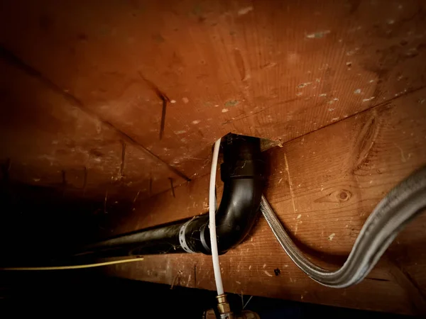 Bulaşık makinesinin altında su tesisatı