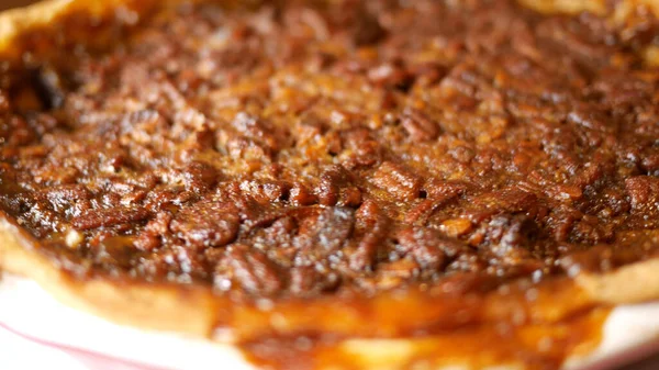 Şükran Günü için tereyağlı cevizli turta. Beyaz 2 'nin üstünde dönüyor.