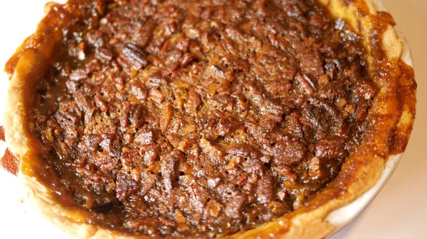 Şükran Günü için tereyağlı cevizli turta.