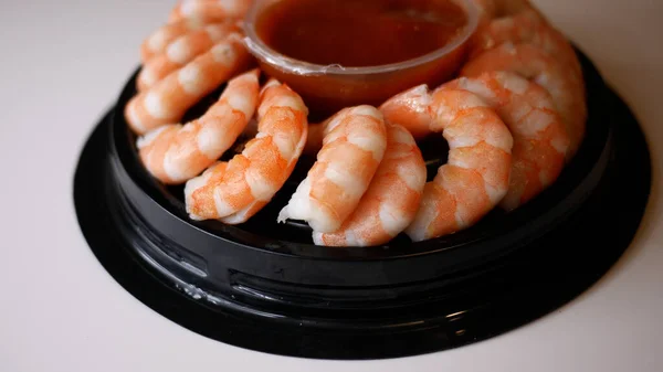 Bir tabak karides ve Kokteyl Sosu.