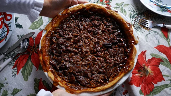 Bayram Şölen Serisi - Kadın Masada Tereyağlı Cevizli Turta Pastası
