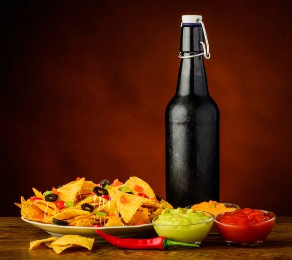 Chips de tortilla, trempette et bière — Photo