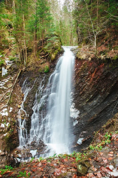 Cachoeira bela montanha Huk nos Cárpatos — Fotografia de Stock