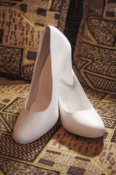 Belles chaussures de mariage blanches pour la mariée — Photo