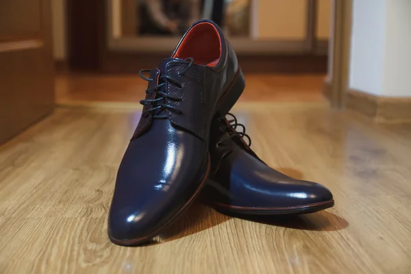 Shiny black men's shoes for the bride — Stock Photo, Image