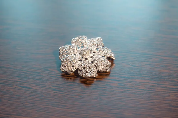 Bellissimi gioielli da sposa con diamanti per le donne — Foto Stock