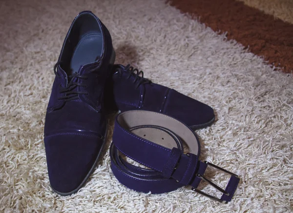 Sapatos masculinos pretos brilhantes com cinto — Fotografia de Stock