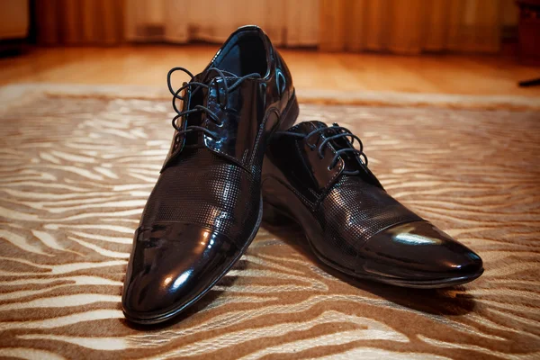 Sapatos masculinos negros brilhantes para a noiva — Fotografia de Stock