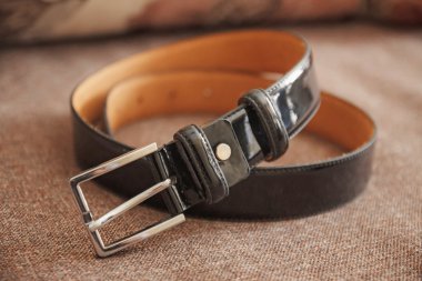 Yerde yatarken düğün erkek kemer