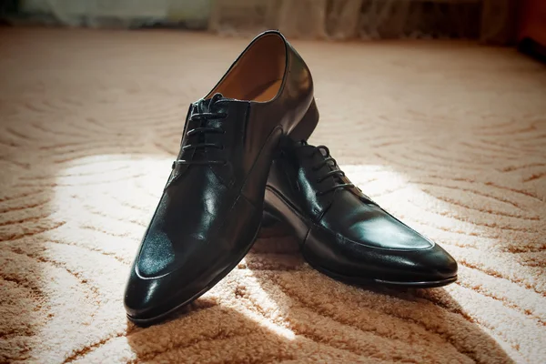 Shiny black men's shoes for the bride — Stock Photo, Image