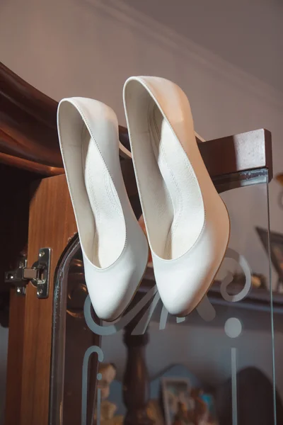 Belles chaussures de mariage blanches pour la mariée — Photo