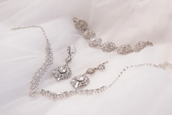 Beaux bijoux de mariage avec diamants pour femmes — Photo