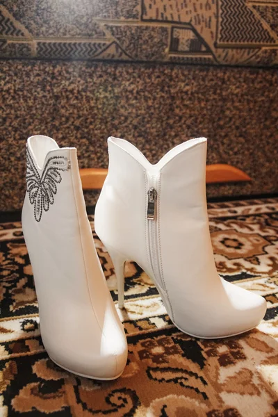 Belles chaussures de mariage blanches pour la mariée — Photo