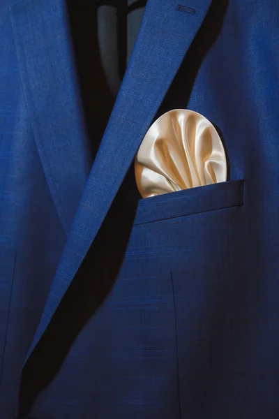 Mavi Düğün damat takım elbise ve beyaz plotok yay — Stok fotoğraf