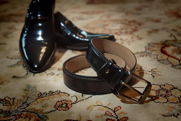 Sapatos masculinos pretos brilhantes com cinto — Fotografia de Stock