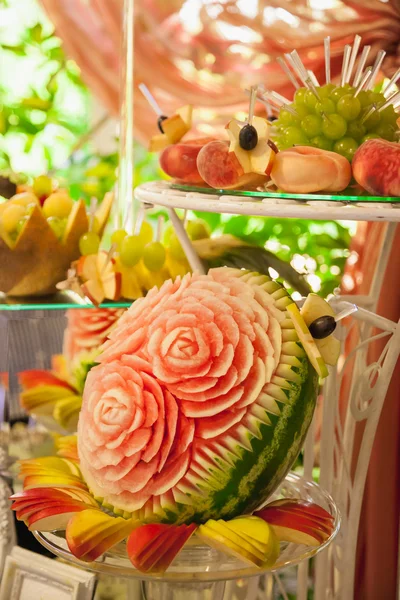 Güzel dekore edilmiş et ve meyve düğün — Stok fotoğraf