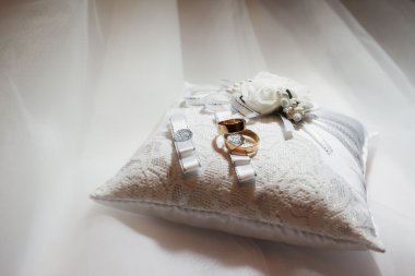 Altın yüzük hediye beyaz yastık üzerinde düğün