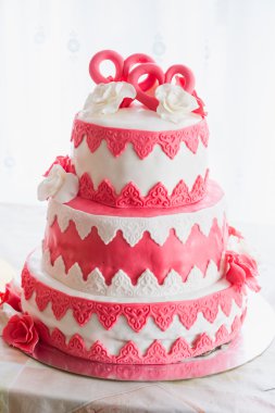kırmızı düğün pastası
