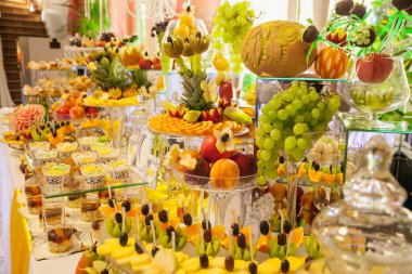 Güzel dekore edilmiş et ve meyve düğün