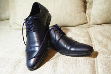 Parlak siyah erkek ayakkabıları gelin