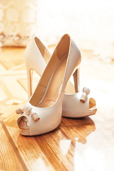 Hermosos zapatos de boda blancos para la novia —  Fotos de Stock