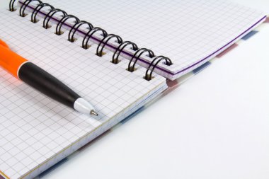 beyaz arkaplandaki dizüstü bilgisayar