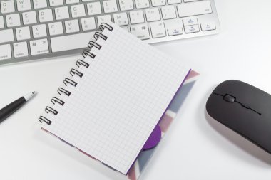 boş defter kalem ve Office klavye ile 