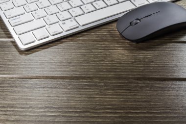 klavye ve fare üstünde ahşap masa