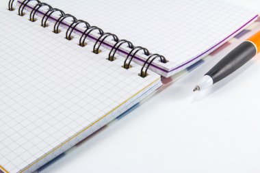 beyaz arkaplandaki dizüstü bilgisayar