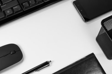 defter bir kalem, telefon ve bilgisayar üzerinde beyaz bir adam ile