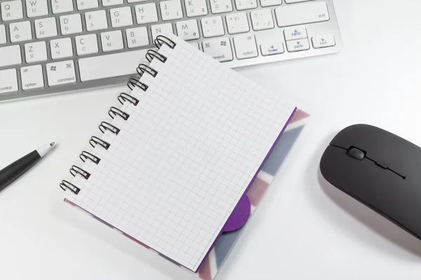 Lege notitieboekje met pen en het toetsenbord in het kantoor — Stockfoto