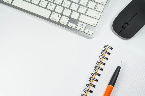 Libreta en blanco con pluma y teclado en la oficina —  Fotos de Stock