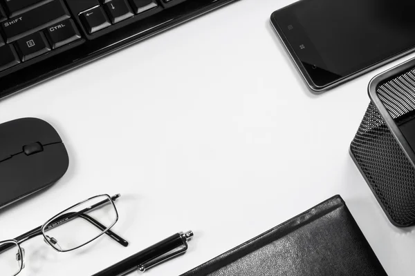 Carnet avec stylo, téléphone et ordinateur sur fond blanc — Photo