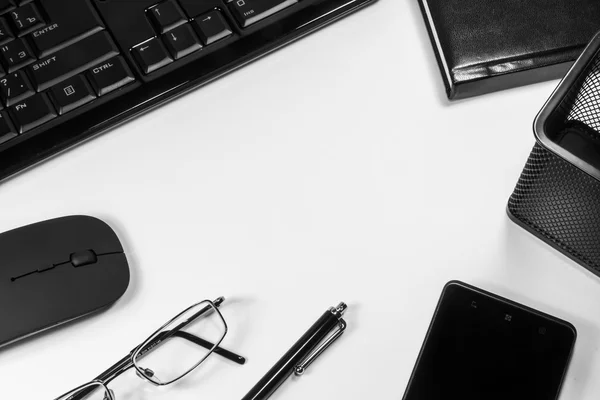 Laptop met een pen, een telefoon en een computer op een witte pagina — Stockfoto