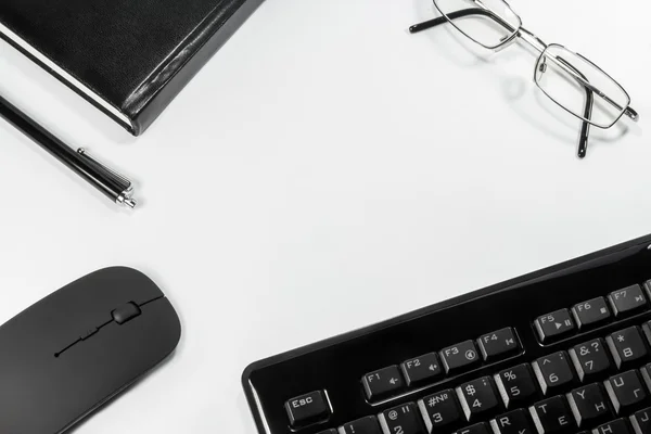 Laptop met een pen, een telefoon en een computer op een witte pagina — Stockfoto