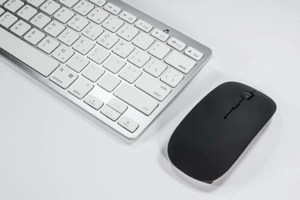 Teclado e mouse sobre um fundo branco — Fotografia de Stock