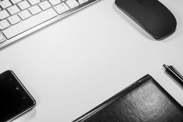 Kladblok, toetsenbord en mobiele telefoon op witte achtergrond — Stockfoto