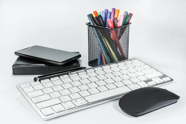 Notizblock, Tastatur und Handy auf weißem Hintergrund — Stockfoto