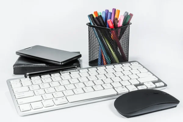 Bloc-notes, clavier et téléphone portable sur fond blanc — Photo