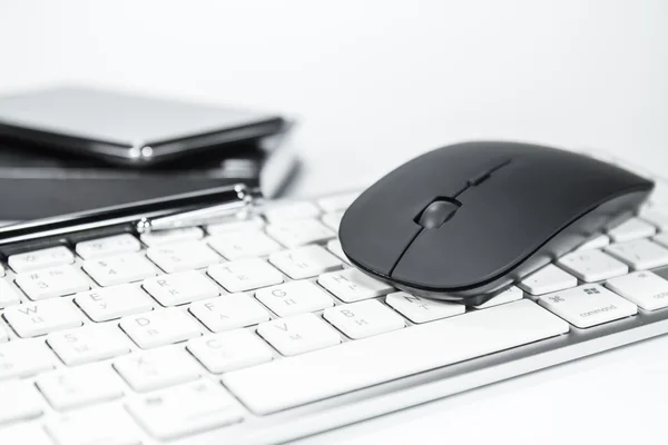 Notepad, keyboard  and cell phone on white background — Stock Photo, Image